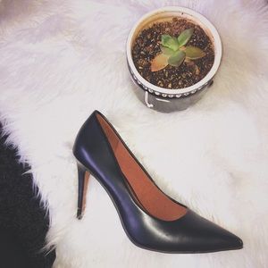 Christian Siriano Black Point-Toe Heels
